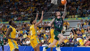 LAS PALMAS DE GRAN CANARIA, 11/10/2025.- El pívot polaco del Unicaja Málaga Olek Balcerowski (d) lanza ante varios rivales del Gran Canaria, durante el partido de Liga Endesa de baloncesto disputado este sábado en el Gran Canaria Arena. EFE/Quique Curbelo