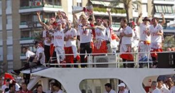 Los jugadores del Sevilla de paseo en barco por el río Guadalquivir.