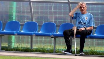 Óscar Tabárez lleva 13 años en la Selección de Uruguay. El entrenador ha sido maestro de varias generaciones de futbolistas uruguayos que solo tienen respeto y admiración por él. 

“Con bastón y 71 años nos llevó al lugar que estamos hoy”, afirmó el presidente de la Federación de Fútbol de Uruguay