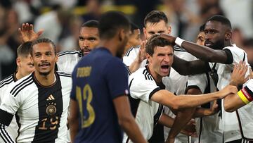 Dortmund (Germany), 12/09/2023.- Germany's Thomas Mueller (C) celebrates with teammates after scoring the 1-0 lead during the international friendly soccer match between Germany and France in Dortmund, Germany, 12 September 2023. (Futbol, Amistoso, Francia, Alemania) EFE/EPA/FRIEDEMANN VOGEL
