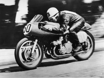 Geoff Duke, seis veces campeón del mundo de motociclismo y cinco veces ganador del TT Isla de Man, a su paso por el puente del Gobernador en la edición de 1955. 