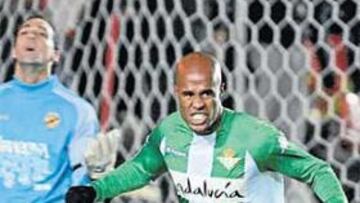 <b>GOL SALVADOR. </b>Assunçao anotó de penalti el tanto que daba la victoria al Betis.