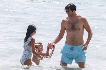 El exentrenador argentino del Real Madrid se encuentra disfrutando de las playas ibicencas en compañía de sus hijos y familia.