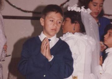 Vestido de gala durante su infancia. Aunque los suyo sería portar un uniforme, saltar al campo y hacer gritar gol a los aficionados 