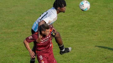 GRADO, 03/08/2025.- El delantero de la Cultural leonesa Manu Justo (abajo) lucha con Ovie Ejaria, del Real Oviedo, durante el partido de pretemporada entre el Oviedo y la Cultural Leonesa, este domingo en el estadio Marqués De la Vega de Anzo. EFE/Paco Paredes
