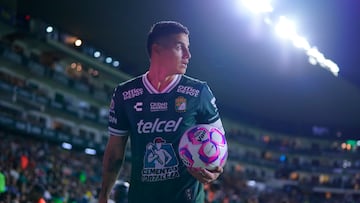 LEON, MEXICO - OCTOBER 25: James Rodriguez of Leon holds the ball during the 15th round match between Leon and Pumas UNAM as part of the Torneo Apertura 2025 Liga MX at Leon Stadium on October 25, 2025 in Leon, Mexico. (Photo by Luis Cano/Jam Media/Getty Images)