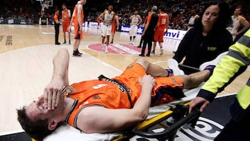 GRAF8275. VALENCIA, 26/01/2018.- El base belga del Valencia Basket Sam Van Rossom es retirado en camilla tras recibir un fuerte golpe, en partido de la Euroliga que Valencia y Khimki disputan esta noche en el pabell&oacute;n Fuente de San Luis. EFE/Miguel Angel Polo