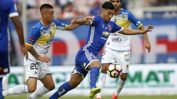 Universidad de Chile vs Everton
 Cuarta fecha, campeonato de Clausura 2016/17
 El jugador de Universidad de Chile Lorenzo Reyes, centro, disputa el balon con Rodrigo Echeverria de Everton durante le partido de primera division en el estadio Nacional de Sa