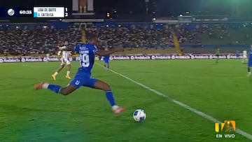 La U. Católica consiguió su primer título tras vencer 3-2 a Liga de Quito y el joven defensor entra en el radar del Puskás.