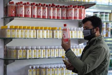 Jammu (India), 04/04/2020.- An Indian man buys bottles of hand sanitizer from a medical shop in Jammu, India, 04 April 2020. According to the news reports, a near ten-fold increase in demand for hand sanitizers since the outbreak of SARS-CoV-2 coronavirus
