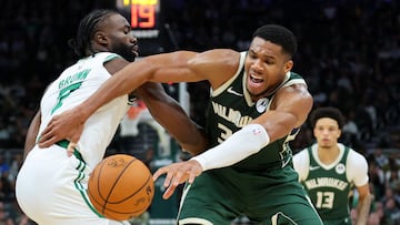 MILWAUKEE, WISCONSIN - NOVEMBER 10: Giannis Antetokounmpo #34 of the Milwaukee Bucks is defended by Jaylen Brown #7 of the Boston Celtics during the first half of a game at Fiserv Forum on November 10, 2024 in Milwaukee, Wisconsin. NOTE TO USER: User expressly acknowledges and agrees that, by downloading and or using this photograph, User is consenting to the terms and conditions of the Getty Images License Agreement. Stacy Revere/Getty Images/AFP (Photo by Stacy Revere / GETTY IMAGES NORTH AMERICA / Getty Images via AFP)