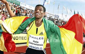 El atleta etíope, especialista en carreras de fondo, cuenta con dos medallas de oro de forma consecutiva en la prueba de 10.000 metros. A la conseguida en Atalanta´96 se le suma la de Sídney 2000. Presente en la final de Atenas´04, una lesión le privó de repetir medalla. Sus dolencias en el tendón de Aquiles fueron decisivas para que terminase en quinta posición. Tras la operación empezó a correr en maratones, y aunque anunció su retirada, volvió al atletismo como profesional. Premio Príncipe de Asturias en 2011. Posee otros ocho oros en Campeonatos del Mundo.