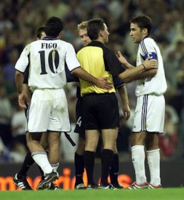 Temporada 00/01. Real Madrid-Valencia se disputó el 9 de septiembre del 2000 para dar comienzo al campeonato. En imagen, Raúl y Figo hablan con el árbitro.