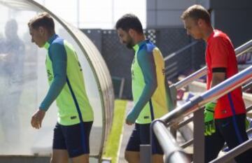 Lucas Digne, Arda Turan  y Jasper Cillessen.