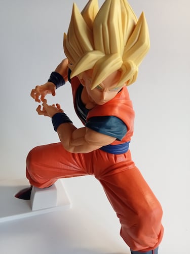 Goku carga el Kamehameha a máxima potencia que pulverizó a Célula en esta imponente figura