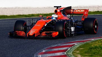 27/02/2017 Fernando Alonso con McLaren en Montmel&Atilde;&sup3;.
 
 El piloto espa&Atilde;&plusmn;ol Fernando Alonso (McLaren) no ha iniciado con buen pie el primer d&Atilde;&shy;a de entrenamientos oficiales de pretemporada en el Circuit de Barcelona-Catalunya por culpa de una fuga de aceite en el motor Honda de su nuevo MCL32, con el que s&Atilde;&sup3;lo pudo dar una vuelta de instalaci&Atilde;&sup3;n antes del incidente que tuvo paralizado al asturiano durante unas horas, si bien podr&Atilde;&iexcl; rodar esta tarde.
 
 DEPORTES
 MCLAREN
 