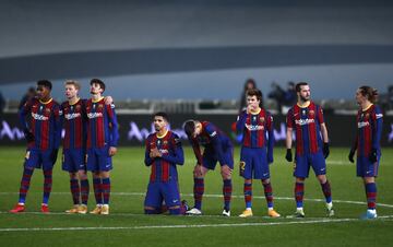 Los jugadores del Barcelona en la tanda de penaltis.