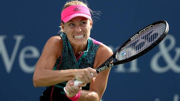 Angelique Kerber devuelve una bola ante Madison Keys durante su partido de octavos de final en el Western &amp; Southern Open que se disputa en el Lindner Family Tennis Center de Mason, Ohio.