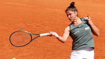 MADRID, 29/04/2024.- La tenista española Sara Sorribes devuelve la bola ante la polaca Iga  Swiatek durante el partido de octavos de final del Open de Madrid disputado en la Caja Mágica. La polaca ha ganado a la española 6-1, 6-0 lo que le permite estar en cuartos de final del torneo. EFE/Chema Moya
