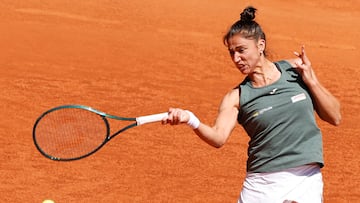 MADRID, 29/04/2024.- La tenista espa?ola Sara Sorribes devuelve la bola ante la polaca Iga Swiatek durante el partido de octavos de final del Open de Madrid disputado en la Caja M¨¢gica. La polaca ha ganado a la espa?ola 6-1, 6-0 lo que le permite estar en cuartos de final del torneo. EFE/Chema Moya