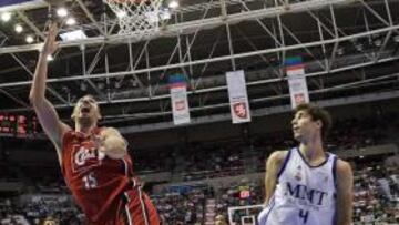 <b>PELIGRO. </b>Chubb supera a Tomic. Hizo daño en la zona del Madrid.