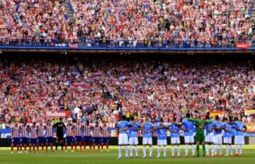 Los jugadores del Málaga y del Atlético de Madrid guardan un minuto de silencio en memoria de los jóvenes fallecidos en el accidente de microbús en Extremadura.