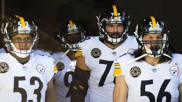 BALTIMORE, MD - OCTOBER 01: Offensive tackle Alejandro Villanueva #78, center Maurkice Pouncey #53 and outside linebacker Anthony Chickillo #56 of the Pittsburgh Steelers wait to be introduced prior to a game against the Baltimore Ravens at M&T Bank Stadium on October 1, 2017 in Baltimore, Maryland. Patrick McDermott/Getty Images/AFP
== FOR NEWSPAPERS, INTERNET, TELCOS & TELEVISION USE ONLY ==