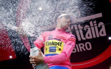 Alberto Contador se viste la maglia rosa de líder en la etapa 5 del Giro entre La Spezia y Abetone.