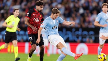 Fer López, jugador del Celta, golpea el balón ante Samú Costa, futbolista del Mallorca, durante el partido que el conjunto gallego y el balear disputaron en Balaídos el 6 de diciembre de 2024.