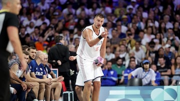 Jokic, en el banquillo durante el Serbia-Estados Unidos de la primera fase.