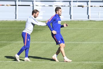 Koke junto a un trabajador del cuerpo técnico de Diego Pablo Simeone. 