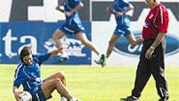 <B>EL SABIO CON SU ALUMNO</B>. En el entrenamiento de ayer, Luis prestó especial atención a Fernando Correa.