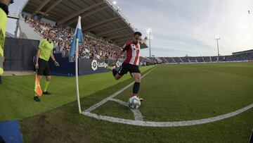 Beñat, sacando un córner