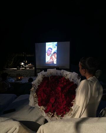 Georgina Rodríguez ha celebrado su treinta cumpleaños en las Islas Malvinas, un país tropical conocido por su majestuosas playas. Su pareja sentimental, el jugador Cristiano Ronaldo, no ha podido acompañarla en este especial viaje por motivos profesionales. Según diferentes medios , Georgina Rodríguez y todos los invitados se han hospedado en el resort de lujo Joali Maldives, un hotel que le hja podido costar unos 33.000 euros la noche. Unas vacaciones no aptas para todos los bolsillos.