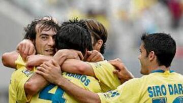 <b>INCOMBUSTIBLE. </b>Márquez es felicitado por sus compañeros tras anotar uno de sus goles al Elche. Su olfato parece eterno.