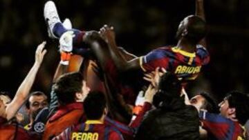 Abidal, el día que fue manteado en el Camp Nou tras su vuelta.