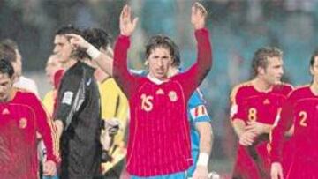 <b>MICHEL SE SACA LA ESPINA.</b> Uno de los jugadores más felices en la Selección es sin duda Michel Salgado. El lateral gallego del Real Madrid no estuvo en el Mundial de Corea y Japón celebrado en 2002 y, salvo lesión, sí estará en el de Alemania puesto que es el lateral derecho titular para Luis. Salgado se quitó la espina que se le clavó con Camacho.