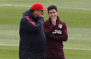 Mono Burgos chatting to Diego Simeone in training this weekend.