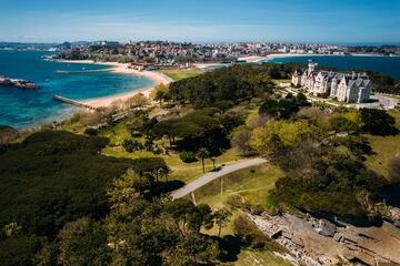 En la foto, vista aérea con dron del Palacio de la Magdalena en la península del mismo nombre en la ciudad de Santander. 