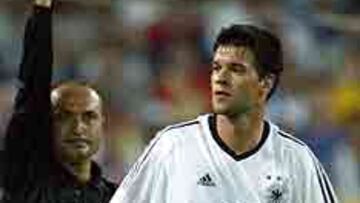 <b>Y COGIÓ SU FUSIL</b> El andaluz, en su debut mundialista, no supo parar la violencia. Dos expulsados para un total récord de 16 amarillas.