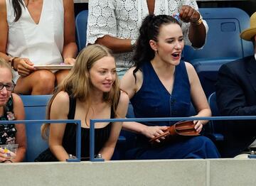 Amanda Seyfried y Rachel Brosnahan durante la final del US Open entre Coco Gauff  y Aryna Sabalenka en el USTA Billie Jean King National Tennis Center.