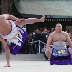 Shock en Japón por el botellazo de un campeón a otro luchador