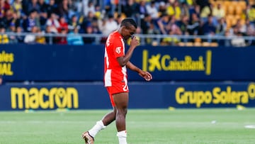 Bruno Langa cabizbajo tras su expulsión en el partido ante el Cádiz.
