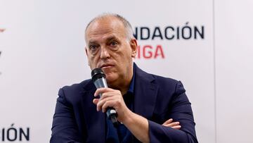 GRAF8420. MADRID, 11/09/2023.- El presidente de la Liga española de fútbol (LaLiga), Javier Tebas, asiste al acto de presentación de la firma del acuerdo entre LALIGA y la Federación Española de Asociaciones de Futbolistas Veteranos (FEAFV) para impulsar el proyecto Talleres de reminiscencia basados en el fútbol, este lunes en Madrid. EFE/ Rodrigo Jiménez