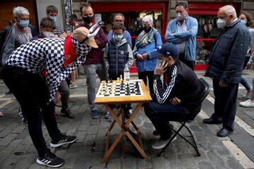 Unos 80 jugadores participaron en el Chess Run en Pamplona siguiendo el mismo recorrido que el tradicional encierro que se celebra cada año durante las fiestas de San Fermín, que fueron canceladas por segundo año consecutivo debido a la pandemia de coronavirus.