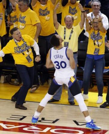 Stephen Curry celebra la victoria en el séptimo partido ante Oklahoma City Thunder.