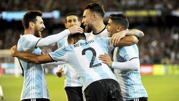 MLB12 MELBOURNE (AUSTRALIA) 09/06/2017.- El jugador de la selección argentina de fútbol Gabriel Mercado (c) celebra un gol con Leo Messi (i) y otros compañeros durante el partido amistoso disputado ante Brasil en el MCG de Melbourne (Australia), hoy, 9 de junio de 2017. EFE/JOE CASTRO PROHIBIDO SU USO EN AUSTRALIA Y NUEVA ZELANDA
