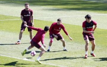 En el entrenamiento pudieron verse las novedades que presentará la lista del Atlético de cara al encuentro ante el Granada.
