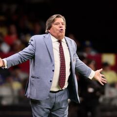 Miguel Herrera es multado tras hablar del arbitraje