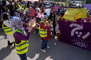 La gente asiste a una manifestación para conmemorar el Día Internacional de la Mujer en Islamabad, Pakistán.